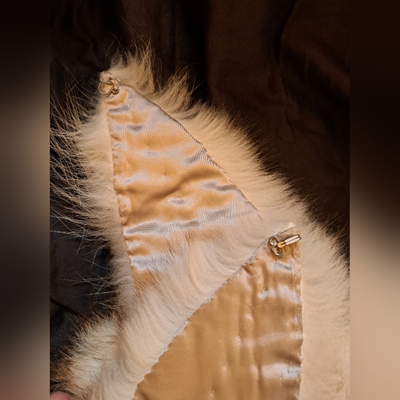 Real fur scarf shawl wrap, white fur with black tips, 40.5 inches long - Picture 8 of 15